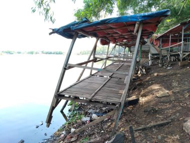Göl bölgesinde kötü bakımlı ahşap kulübeler.