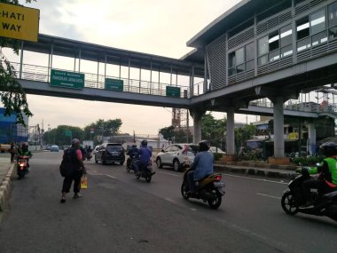 Pasar Pagi Mangga Dua, Batı Cakarta, Endonezya - 28 Eylül 2020: Yaya köprüsü altındaki otoyolun atmosferi