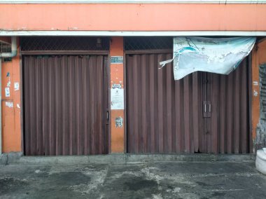 Tambora, Batı Jakarta, Endonezya - 1 Ekim 2020: Covid salgını sırasında kapanan dükkanlar