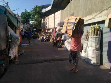 Tambora, Batı Jakarta, Endonezya - 1 Ekim 2020: Kalabalık yerleşim birimlerinde sokak atmosferi