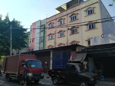 Tambora, Batı Jakarta, Endonezya - 1 Ekim 2020: Yoğun nüfuslu bir bölgedeki yüksek bir binanın atmosferi