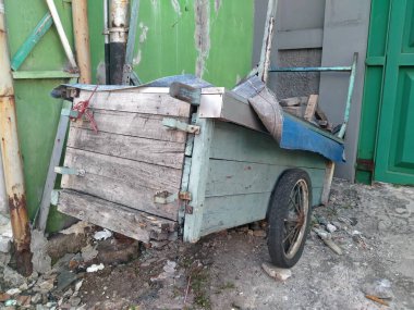 Tambora, Batı Jakarta, Endonezya - 1 Ekim 2020 Binanın köşesine park edilmiş tahta araba