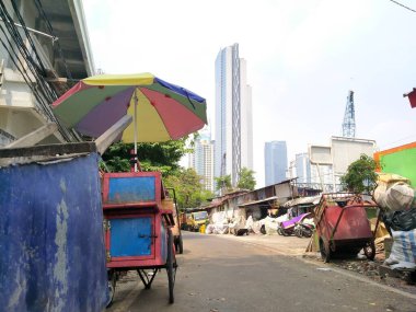 Arka planda gökdelenler olan otoyolda bir araba.