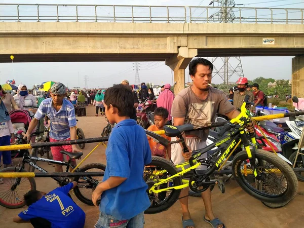 Tol Cibitung Cilincing Bekasi Ινδονησία Ιουλίου 2020 Άνθρωποι Που Σηκώνουν — Φωτογραφία Αρχείου