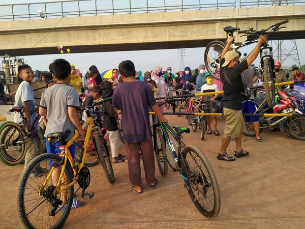 Tol Cibitung Cilincing Bekasi Ινδονησία Ιουλίου 2020 Άνθρωποι Που Σηκώνουν — Φωτογραφία Αρχείου