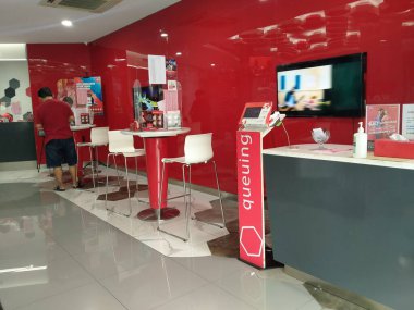 ITC Roxy mas, Jakarta, Endonezya - (09-10-2020): Telkomsel sağlayıcı iç uzay ve kırmızı ortam