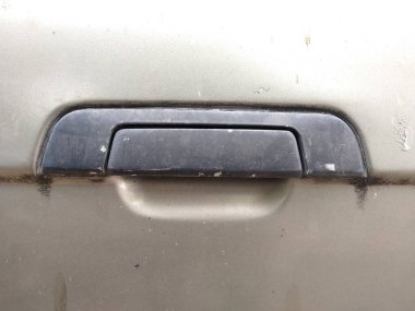 Sokağa park edilmiş eski bir araba kapısı kolu.