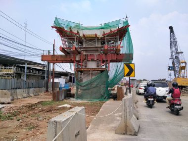Pulo gadung, Doğu Jakarta, Endonezya - 6 Ekim 2020: yol kenarında üstgeçit inşaatı