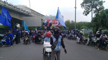 Bekasi, Endonezya - 8 Ekim 2020 - Sokak gösterileri düzenleyen işçiler
