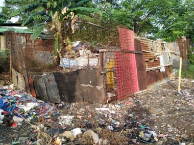 Tambun, Bekasi, Endonezya - 12 Ekim 2020: Atıkları geri dönüştürmek ve satmak için demir çitli binalar