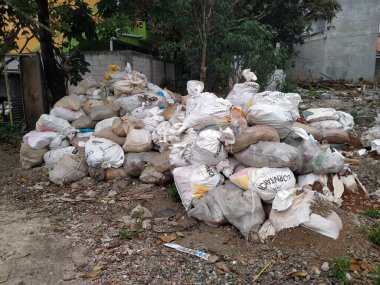 Tambun, Bekasi, Endonezya - 19 Ekim 2020: Boş bir bahçe alanındaki enkaz yığını