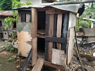 Evin arkasında geleneksel tavuk kümesi binası var.