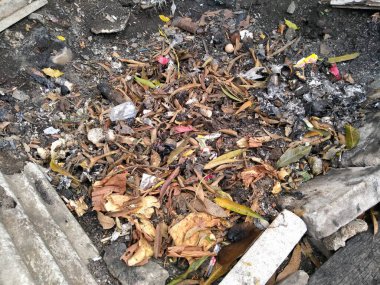 Tambun, Bekasi, Endonezya - 22 Ekim 2020: Evin arkasında yanan çöp, kuru yapraklar var