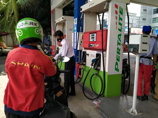 Spbu Pertamina Jacarta Indonésia 2020 Fila Para Motos Postos Abastecimento — Fotografia de Stock