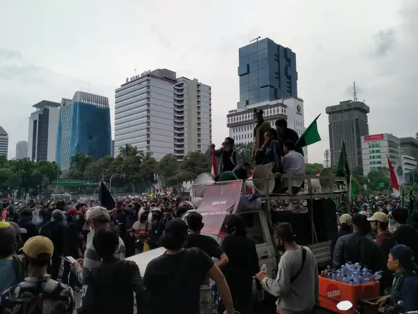 インドネシア ジャカルタのVmonas 2020年10月20日 高速道路でオムニバス法に対するデモの雰囲気が開催されました — ストック写真
