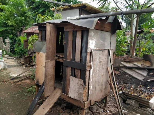 家の裏にある伝統的な鶏小屋の建物 — ストック写真