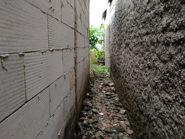 墙壁和岩石之间狭窄的小路 — 图库照片