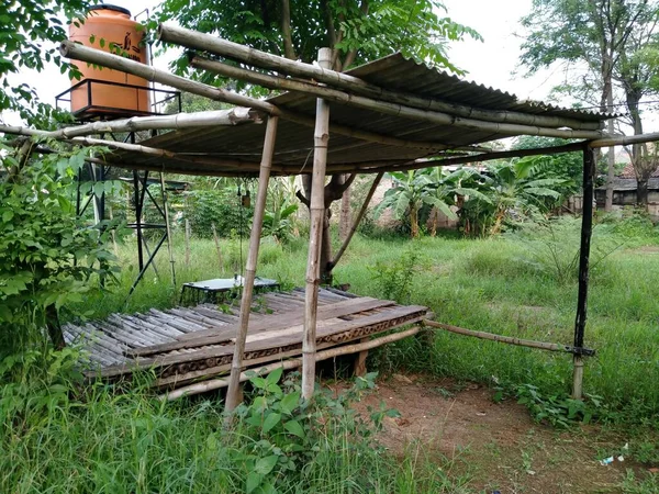 インドネシア ベカシ州タンブン2020年11月7日木造小屋を休憩所として利用 — ストック写真