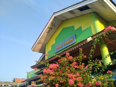 Pasar Tambun, Bekasi, Endonezya. 3 Ağustos 2020: Hollanda sömürge tarzı mimarisi olan pazar binası
