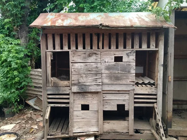 風化した木で作られた鶏小屋 — ストック写真