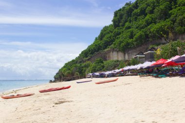 Pantai Pandawa, Bali, Endonezya - 1 Aralık 2018: Sahilin atmosferi tepe arkaplan turistler için çok sayıda küçük teknedir