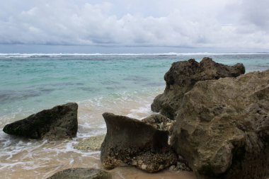 Sahildeki kaya parçası.