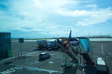 Bandar udara Ngurah Rai, Bali, Endonezya - 4 Aralık 2018: Havaalanı atmosferi park halindeki uçaklar tarafından görüldü