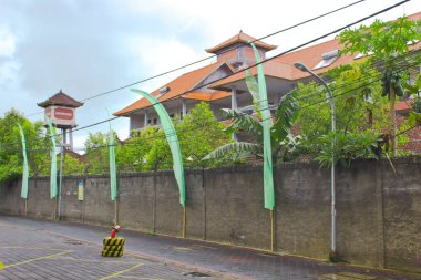 Kuta, Bali, Endonezya - 1 Aralık 2018: Otelin önündeki yol kenarında yeşil bayrak