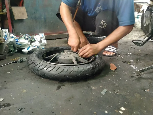 인도네시아 자카르타 2021 정비공 오토바이 타이어를 수리하고 — 스톡 사진