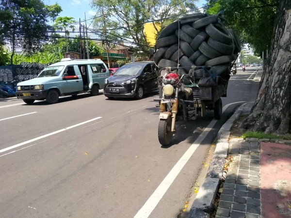 Tanah Abang Jakarta Indonesia 2021 Tricycle Overloaded Road — 图库照片