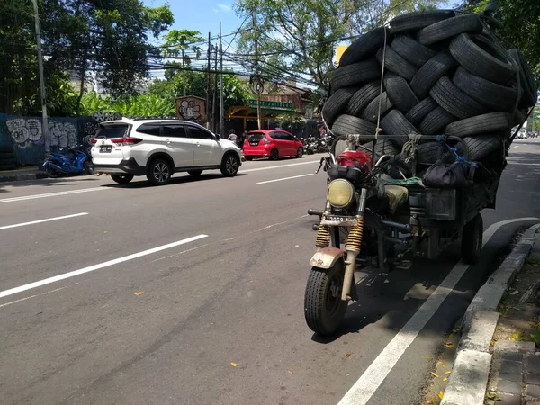 Tanah Abang Jakarta Indonesia 2021 Трицикл Перевантажений Дорозі — стокове фото