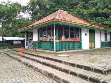 Lenggang Jakarta, Monas, Jakarta, Endonezya - 5 Aralık 2020: Sarı yeşil renkli Betawi geleneksel ev binası