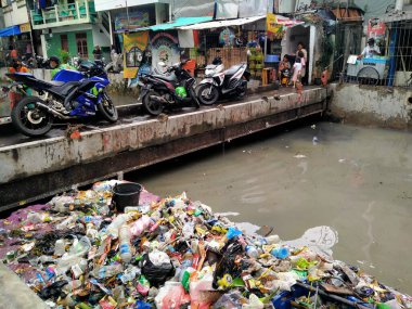 Nehrin üzerinde bir çöp yığını
