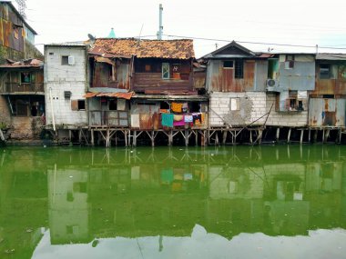 Sungai Duri, Roxy mas, Jakarta, Endonezya - (04-03-2021): Nehir kıyısında yoğun nüfuslu bir yerleşim yeri