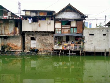 Sungai Duri, Roxy mas, Jakarta, Endonezya - (04-03-2021): Nehir kıyısında yoğun nüfuslu bir yerleşim yeri