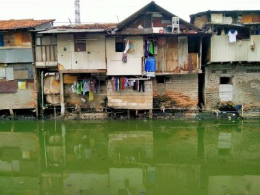 Sungai Duri, Roxy mas, Jakarta, Endonezya - (04-03-2021): Nehir kıyısında yoğun nüfuslu bir yerleşim yeri
