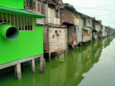 Sungai Duri, Roxy mas, Jakarta, Endonezya - (04-03-2021): Nehir kıyısında yoğun nüfuslu bir yerleşim yeri