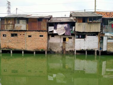 Sungai Duri, Roxy mas, Jakarta, Endonezya - (04-03-2021): Nehir kıyısında yoğun nüfuslu bir yerleşim yeri