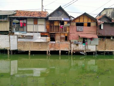 Sungai Duri, Roxy mas, Jakarta, Endonezya - (04-03-2021): Nehir kıyısında yoğun nüfuslu bir yerleşim yeri