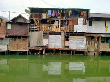 Sungai Duri, Roxy mas, Jakarta, Endonezya - (04-03-2021): Nehir kıyısında yoğun nüfuslu bir yerleşim yeri