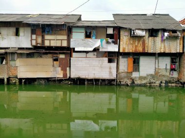 Sungai Duri, Roxy mas, Jakarta, Endonezya - (04-03-2021): Nehir kıyısında yoğun nüfuslu bir yerleşim yeri