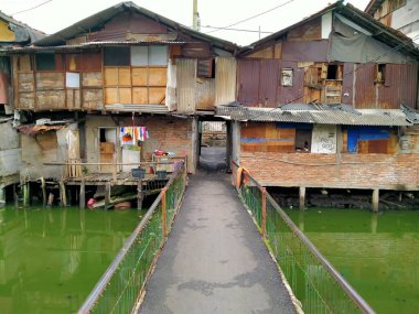 Sungai Duri, Roxy mas, Jakarta, Endonezya - (04-03-2021): Nehir kıyısında yoğun nüfuslu bir yerleşim yeri