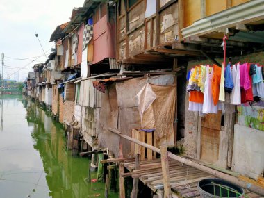 Sungai Duri, Roxy mas, Jakarta, Endonezya - (04-03-2021): Nehir kıyısında yoğun nüfuslu bir yerleşim yeri