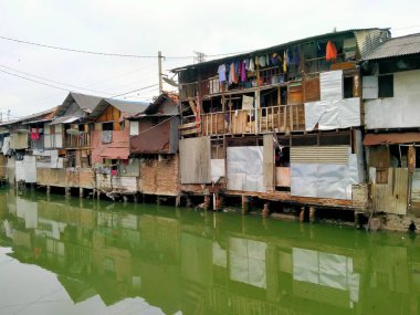 Sungai Duri, Roxy mas, Jakarta, Endonezya - (04-03-2021): Nehir kıyısında yoğun nüfuslu bir yerleşim yeri