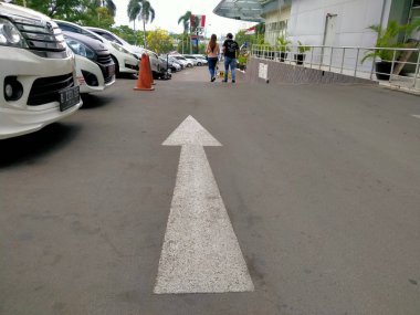 Family Mart, Season City Mall, Jakarta, Endonezya - (04-04-2021): Alışveriş merkezindeki asfalt yol tabelaları