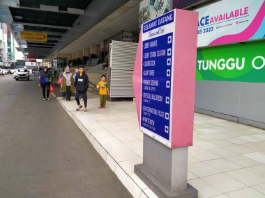Season City Mall, Jakarta, Endonezya - (04-04-2021): Alışveriş merkezinin park alanında sokak tebligatı