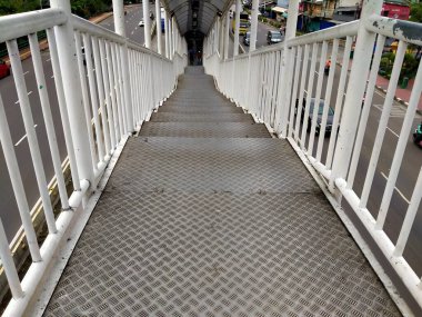 Yaya köprüsünün aşağısındaki yol beyaz.