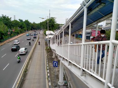 Halte Busway Jembatan Besi, Jakarta, Endonezya - (04-04-2021): Otoyolda ve yaya köprüsündeki atmosfer