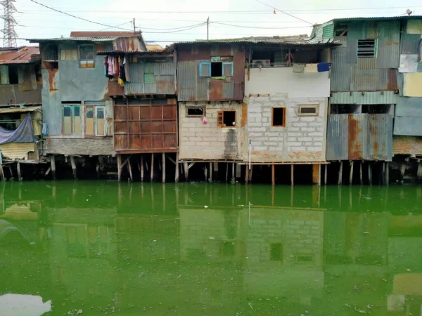 Sungai Duri, Roxy mas, Jakarta, Endonezya - (04-03-2021): Nehir kıyısında yoğun nüfuslu bir yerleşim yeri
