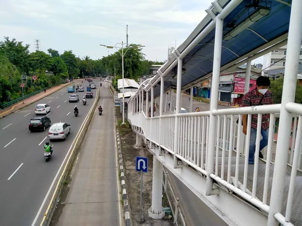 Halte Busway Jembatan Besi Indonesia 2021 고속도로 보행자 다리의 분위기 — 스톡 사진